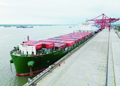 南京港成功靠泊最大內(nèi)貿(mào)集裝箱船 "江遠(yuǎn)集2"輪，為客戶帶來全新物流體驗(yàn)