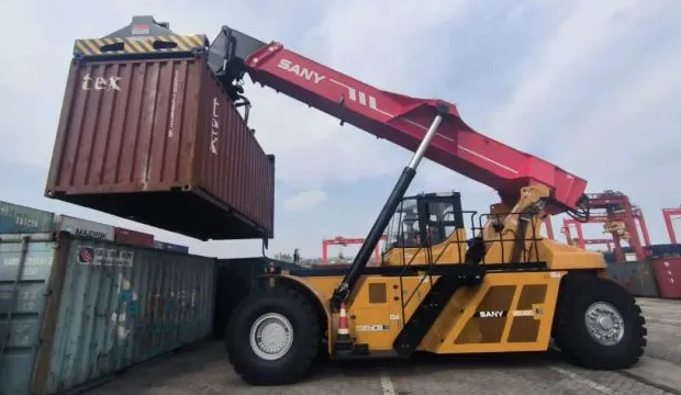 港口碼頭堆場(chǎng)常見搬運(yùn)集裝箱的設(shè)備有哪些？