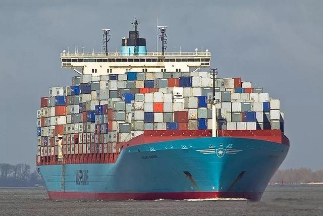 散貨船“跨界”運(yùn)集裝箱，靠譜嗎？